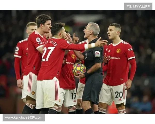 埃斯波西托右路传中，基克头球扳平比分。