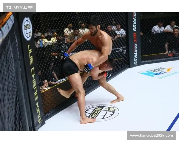 克里斯・巴内特在UFC赛场上短裤滑落，将对决变尴尬现场